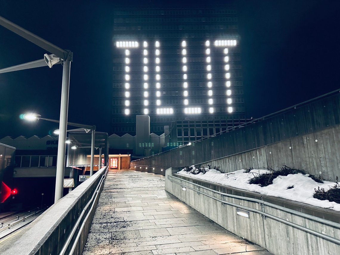 Mens tillit og samhold forvitrer i den grad at norsk politi nå må ha pistol på hofta i hverdagen, babler politikere videre om tillit og samhold som om det blir til gjennom å forlange det. Mens tillit og samhold forvitrer i den grad at norsk politi nå må ha pistol på hofta i hverdagen, babler politikere videre om tillit og samhold som om det blir til gjennom å forlange det.