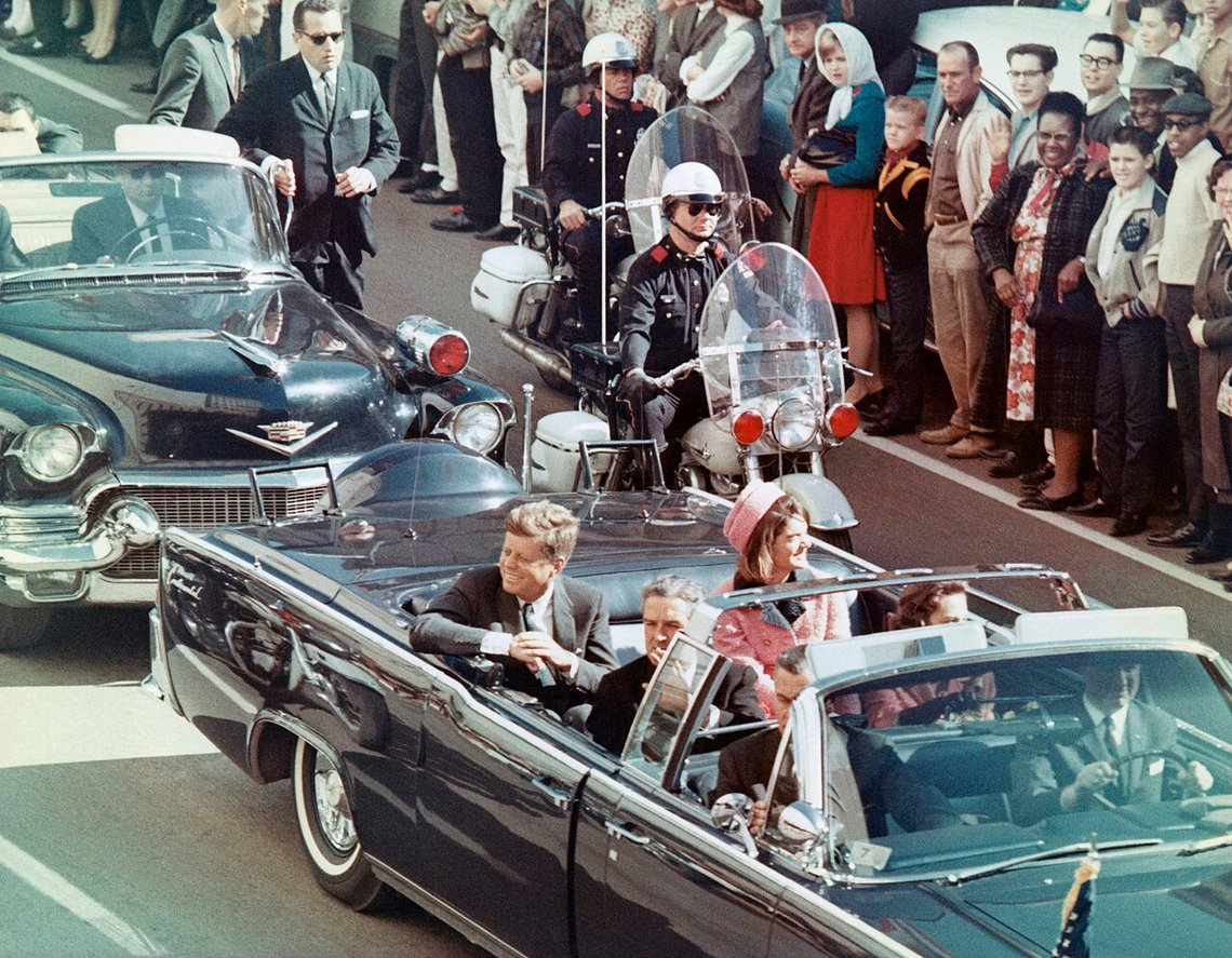I minuttene før skuddene falt jublet folket og solen skinte. Foto: Walt Cisco, Dallas Morning News I minuttene før skuddene falt jublet folket og solen skinte. Foto: Walt Cisco, Dallas Morning News