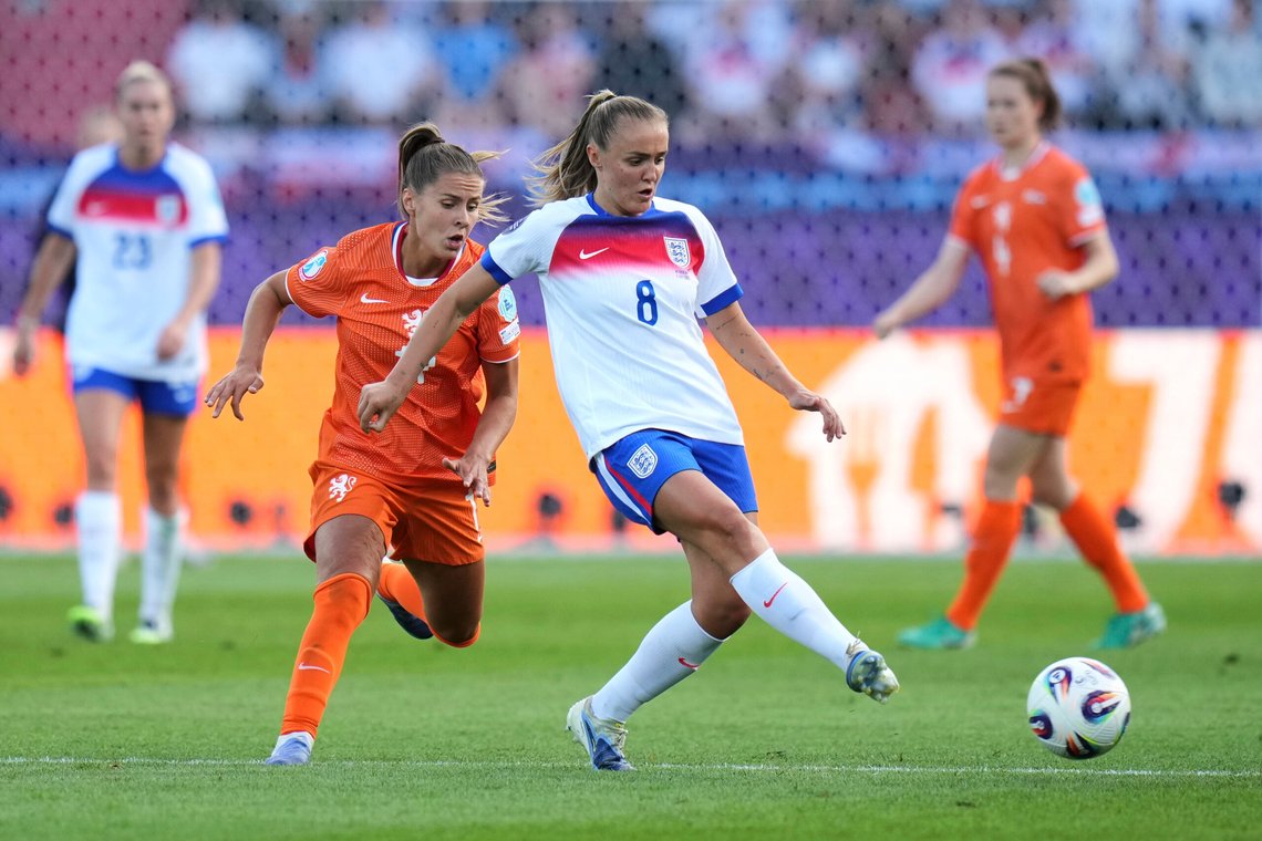 Akkurat nå pågår fotball-EM for kvinner, her fra kampen mellom England og Nederland. Men samtidig har FA kommet med nye regler for kvinner som vil spille herrefotball. Foto: AP /Alessandra Tarantino/ NTB Akkurat nå pågår fotball-EM for kvinner, her fra kampen mellom England og Nederland. Men samtidig har FA kommet med nye regler for kvinner som vil spille herrefotball. Foto: AP /Alessandra Tarantino/ NTB
