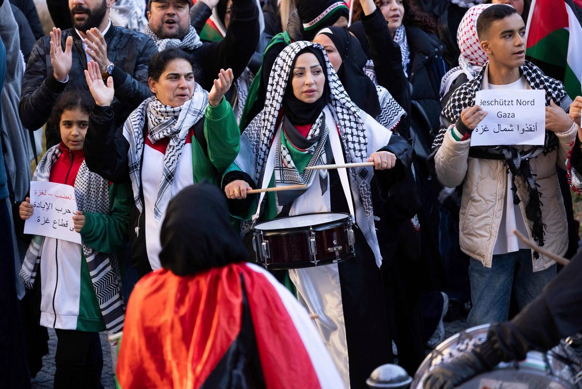 Demonstranter deltar i en demonstrasjon til støtte for befolkningen i Gaza og Libanon, i bydelen Neukölln i Berlin, 25. oktober 2024. Foto: Carsten Koall, AP-NTB. Demonstranter deltar i en demonstrasjon til støtte for befolkningen i Gaza og Libanon, i bydelen Neukölln i Berlin, 25. oktober 2024. Foto: Carsten Koall, AP-NTB.