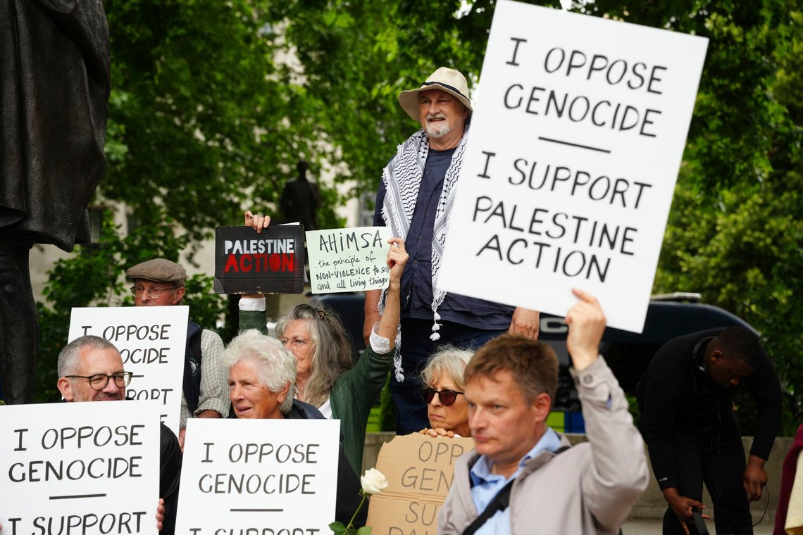 Demonstrasjon til støtte for «Palestine Action», organisert av gruppen Defend Our Juries, foran Mahatma Gandhi-statuen på Parliament Square i London lørdag 5. juli. I dag, en uke senere, ble forbudet mot å støtten en realitet, og over 40 aktivister som bar lignende plakater ble pågrepet. Foto: Jeff Moore/PA via AP/ NTB Demonstrasjon til støtte for «Palestine Action», organisert av gruppen Defend Our Juries, foran Mahatma Gandhi-statuen på Parliament Square i London lørdag 5. juli. I dag, en uke senere, ble forbudet mot å støtten en realitet, og over 40 aktivister som bar lignende plakater ble pågrepet. Foto: Jeff Moore/PA via AP/ NTB