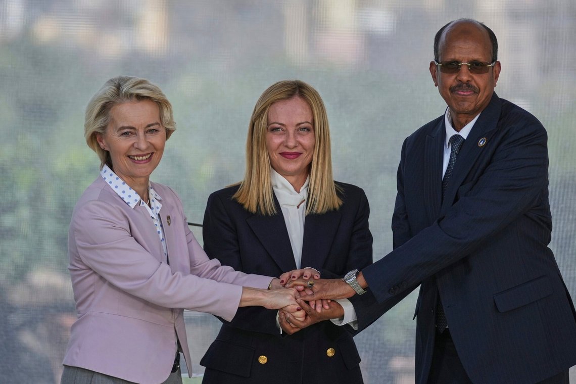 Italias statsminister Giorgia Meloni, i midten, EU-kommisjonens president Ursula von der Leyen, til venstre, og leder for Den afrikanske unions kommisjon Mahamoud Ali Youssouf håndhilser under en pressemelding på toppmøtet "The Mattei Plan for Africa and the Global Gateway: En felles innsats med det afrikanske kontinentet" i Roma 20. juni 2025. Foto: Andrew Medichini, AP-NTB. Italias statsminister Giorgia Meloni, i midten, EU-kommisjonens president Ursula von der Leyen, til venstre, og leder for Den afrikanske unions kommisjon Mahamoud Ali Youssouf håndhilser under en pressemelding på toppmøtet "The Mattei Plan for Africa and the Global Gateway: En felles innsats med det afrikanske kontinentet" i Roma 20. juni 2025. Foto: Andrew Medichini, AP-NTB.