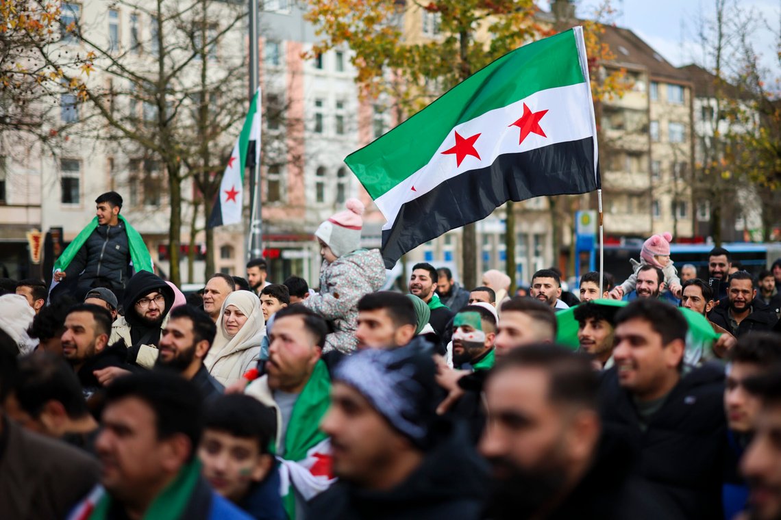Syrere vifter med syriske opposisjonsflagg under en demonstrasjon i Wuppertal, Tyskland, 8. desember 2024, etter at Syrias president Bashar Assads regjering ble styrtet. Foto: Christoph Reichwein, AP-NTB. Syrere vifter med syriske opposisjonsflagg under en demonstrasjon i Wuppertal, Tyskland, 8. desember 2024, etter at Syrias president Bashar Assads regjering ble styrtet. Foto: Christoph Reichwein, AP-NTB.