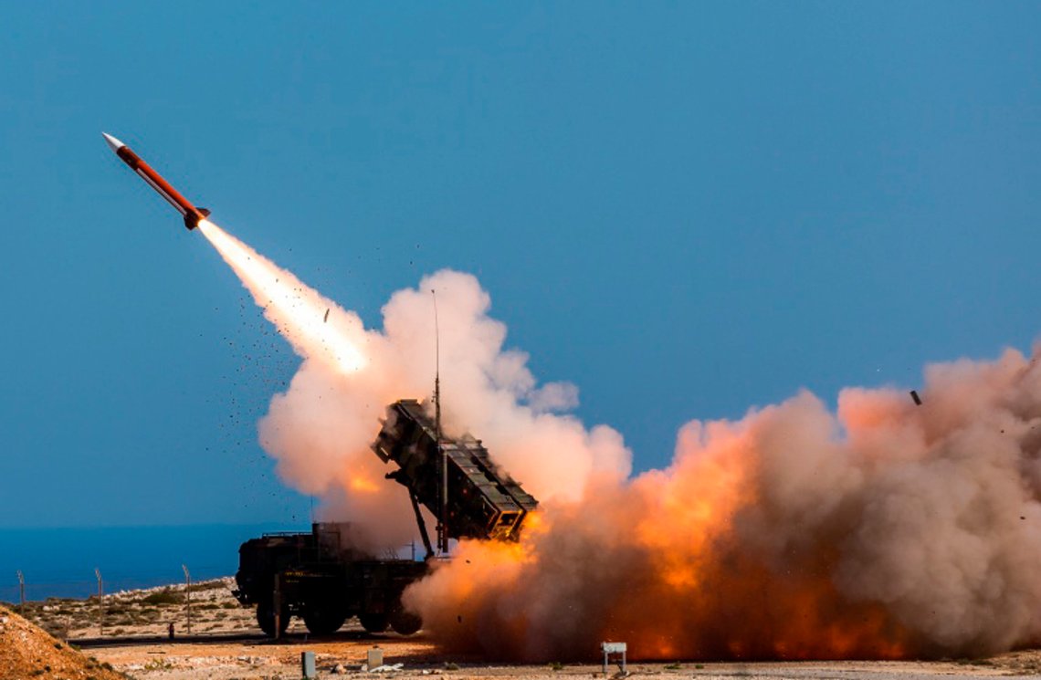 Ukraina har i lang tid ønsket seg mer Patriot-luftvern fra USA. Nå holder USA igjen våpenleveranser som de er blitt lovet tidligere. Arkivfoto: Sebastian Apel / USAs forsvarsdepartement via AP / NTB Ukraina har i lang tid ønsket seg mer Patriot-luftvern fra USA. Nå holder USA igjen våpenleveranser som de er blitt lovet tidligere. Arkivfoto: Sebastian Apel / USAs forsvarsdepartement via AP / NTB