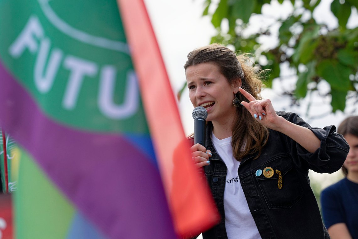 Den tyske klimaaktivisten Luisa Neubauer taler på en Fridays for Future-demonstrasjon i Köln, Tyskland, fredag 31. mai 2024. Foto: Henning Kaiser/dpa via AP/ NTB Den tyske klimaaktivisten Luisa Neubauer taler på en Fridays for Future-demonstrasjon i Köln, Tyskland, fredag 31. mai 2024. Foto: Henning Kaiser/dpa via AP/ NTB