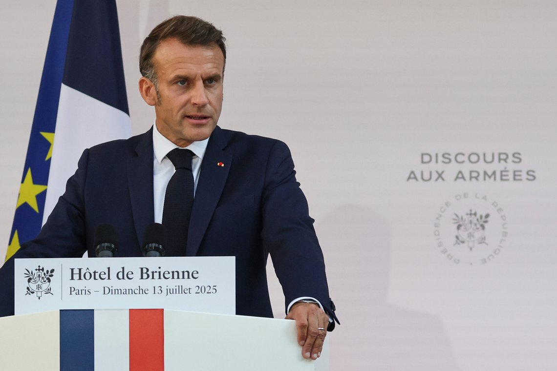 Frankrikes president Emmanuel Macron taler til hærens ledere på Hotel le Brienne, 13. juli 2025, i forkant av paraden på Bastilledagen i Paris. Foto: Ludovic Marin, AP-NTB. Frankrikes president Emmanuel Macron taler til hærens ledere på Hotel le Brienne, 13. juli 2025, i forkant av paraden på Bastilledagen i Paris. Foto: Ludovic Marin, AP-NTB.