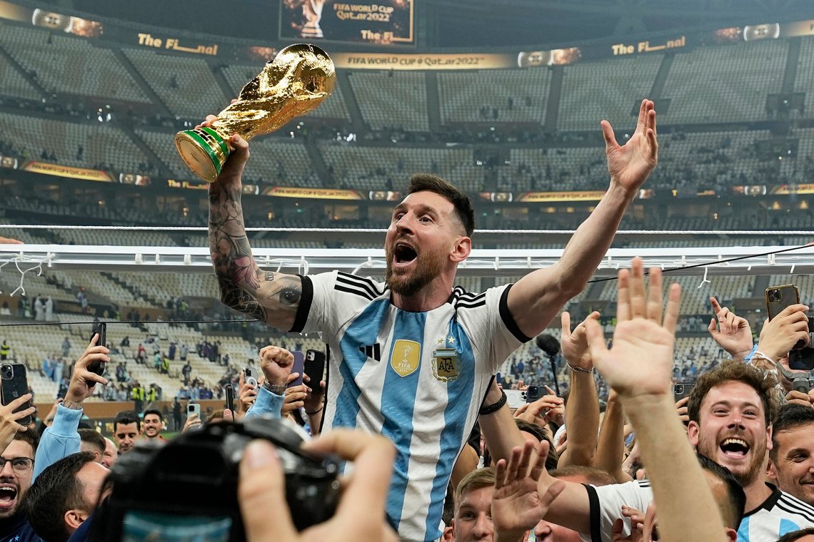 Lionel Messi og Argentina feirer seieren i det siste fotball VM som ble arrangert i Qatar i 2022. Foto: AP/Martin Meissner/NTB Lionel Messi og Argentina feirer seieren i det siste fotball VM som ble arrangert i Qatar i 2022. Foto: AP/Martin Meissner/NTB