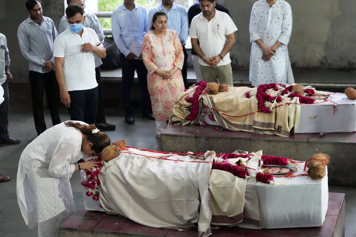 Det ble mange begravelser etter den tragiske flystyrten Air India 171. Foto: AP/Ajit Solanki/NTB Det ble mange begravelser etter den tragiske flystyrten Air India 171. Foto: AP/Ajit Solanki/NTB