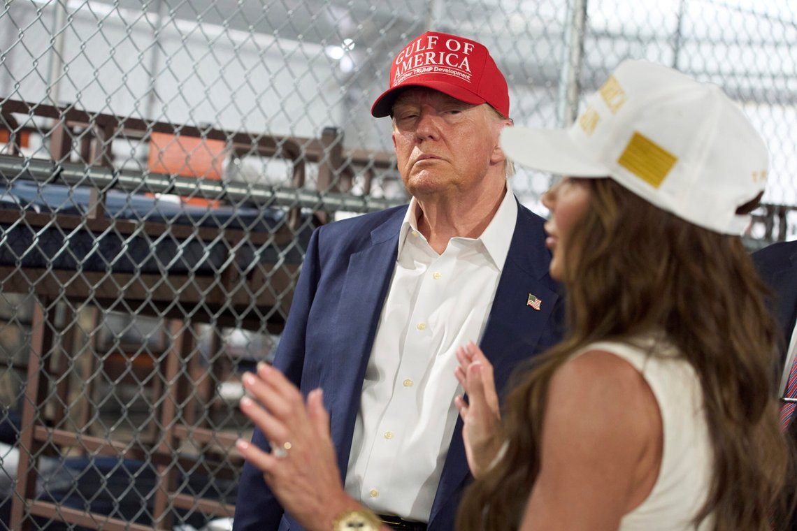 President Donald Trump lytter mens sikkerhetsminister Kristi Noem snakker under en omvisning på «Alligator Alcatraz», et nytt interneringssenter for illegale migranter i Everglades, Florida. Foto: AP /Evan Vucci/ NTB President Donald Trump lytter mens sikkerhetsminister Kristi Noem snakker under en omvisning på «Alligator Alcatraz», et nytt interneringssenter for illegale migranter i Everglades, Florida. Foto: AP /Evan Vucci/ NTB