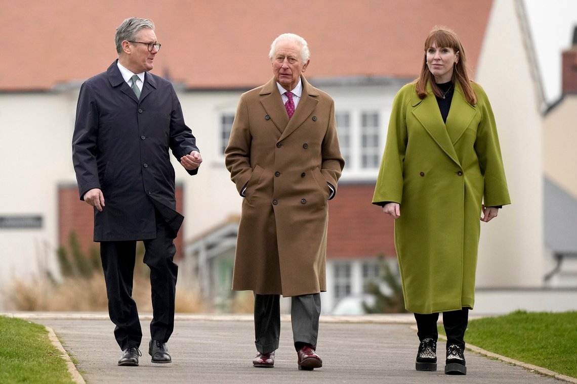 Storbritannias kong Charles III og statsminister Keir Starmer støtter sikkert visestatsminister Angela Rayners korstog mot islamofobi. Men britiske velgere ser annerledes på saken. Foto: AP /Alastair Grant/ NTB Storbritannias kong Charles III og statsminister Keir Starmer støtter sikkert visestatsminister Angela Rayners korstog mot islamofobi. Men britiske velgere ser annerledes på saken. Foto: AP /Alastair Grant/ NTB