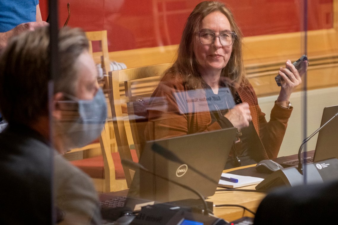 Oslo 20201127.
Komitésekretær i kontroll- og konstitusjonskomiteen Hanne Koll Larsen før høringen om trygdeskandalen (NAV-saken) i kontroll- og konstitusjonskomiteen på Stortinget. Ingen ble straffet i saken.
Foto: Heiko Junge / NTB Oslo 20201127.
Komitésekretær i kontroll- og konstitusjonskomiteen Hanne Koll Larsen før høringen om trygdeskandalen (NAV-saken) i kontroll- og konstitusjonskomiteen på Stortinget. Ingen ble straffet i saken.
Foto: Heiko Junge / NTB