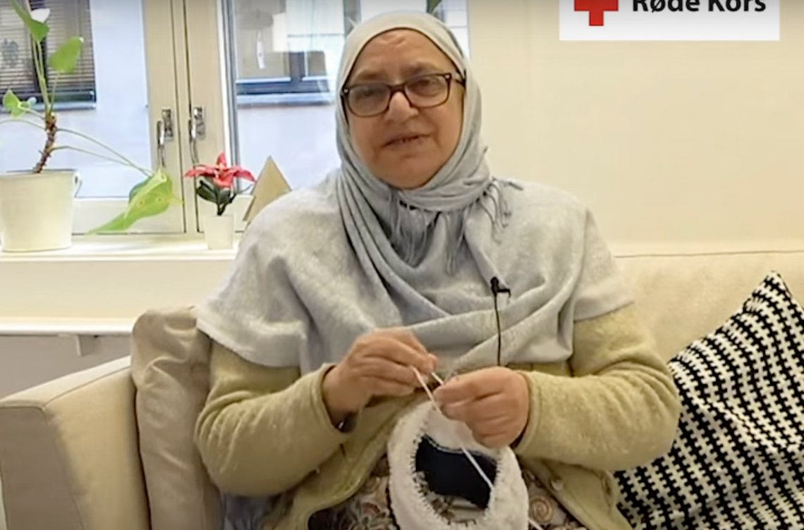 Fazia Begum elsket å strikke. Foto: Skjermdump fra en Røde kors-video / Handout / NTB Fazia Begum elsket å strikke. Foto: Skjermdump fra en Røde kors-video / Handout / NTB