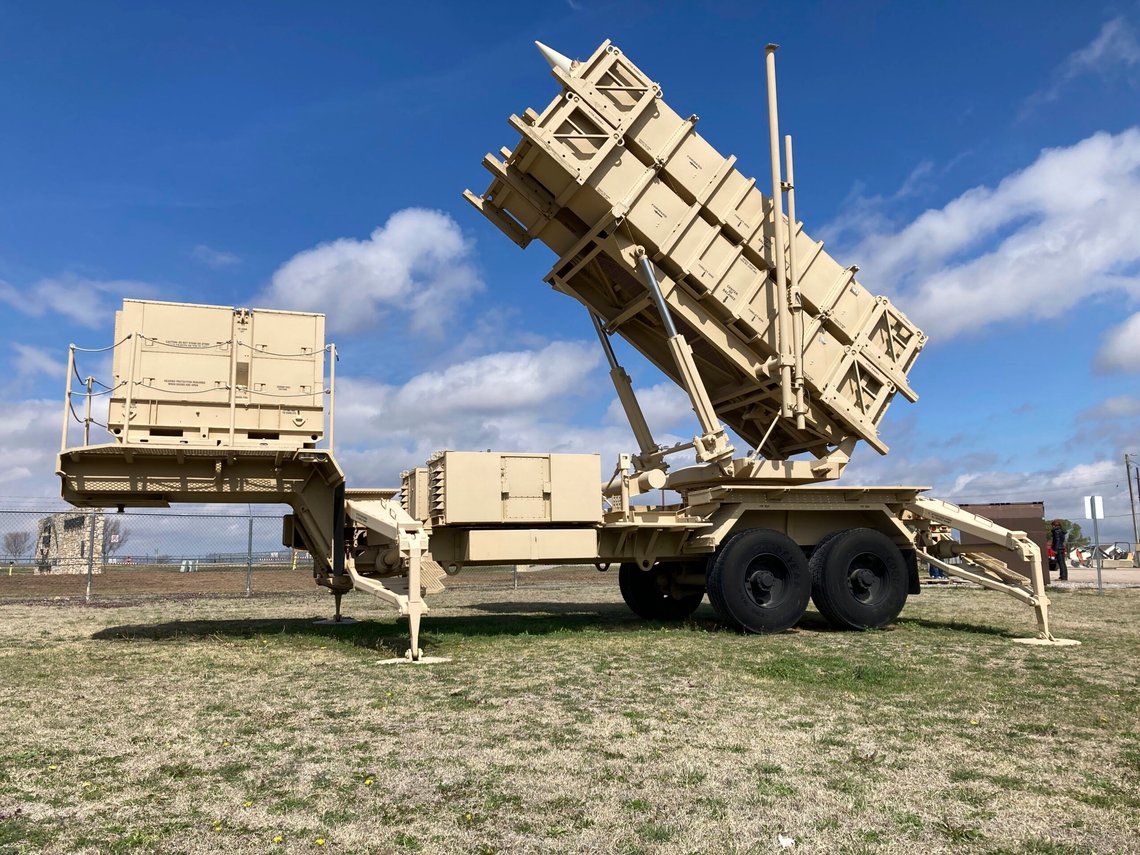 USA skal forsyne Ukraina med luftvernsystemet Patriot, her utstilt utenfor Fort Silly Army Post nær Lawton i Oklahoma. Foto: Sean Murphy / AP / NTB USA skal forsyne Ukraina med luftvernsystemet Patriot, her utstilt utenfor Fort Silly Army Post nær Lawton i Oklahoma. Foto: Sean Murphy / AP / NTB