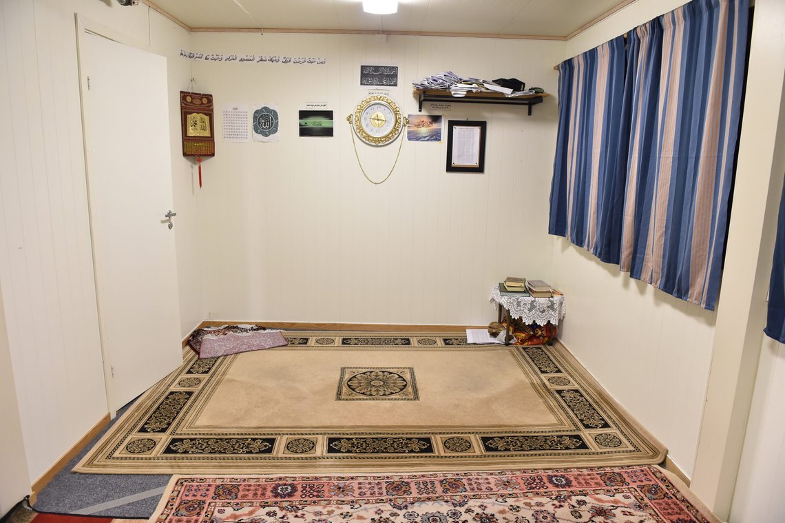 Kyrksæterøra 20150120.
Bønnerommet på Jarlen Asylmottaks hus for enslige menn. Mulla Krekar slipper snart ut av fengsel. Han bosettes på Jarlen asylmottak på Kyrksæterøra i Hemne kommune i Sør-Trøndelag, og kan havne i denne bygningen.
Foto: Henrik Sundgård / NTB Kyrksæterøra 20150120.
Bønnerommet på Jarlen Asylmottaks hus for enslige menn. Mulla Krekar slipper snart ut av fengsel. Han bosettes på Jarlen asylmottak på Kyrksæterøra i Hemne kommune i Sør-Trøndelag, og kan havne i denne bygningen.
Foto: Henrik Sundgård / NTB