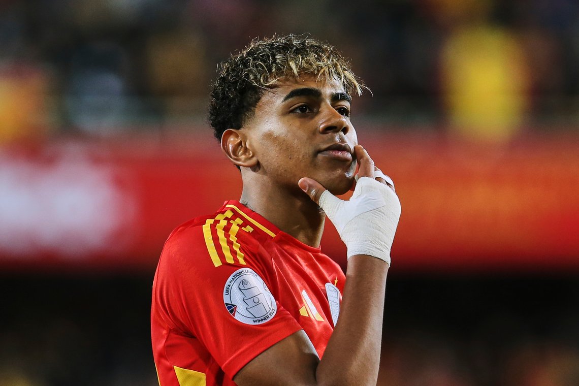 Barcelonas 18 år gamle vidunderbarn Lamine Yamal ble nylig kåret til verdens beste fotballspiller av den spanske avisen Marca, Nå skal han muligens spille på lag med Den demokratiske republikken Kongo. Foto: Alberto Saiz /AP/ NTB Barcelonas 18 år gamle vidunderbarn Lamine Yamal ble nylig kåret til verdens beste fotballspiller av den spanske avisen Marca, Nå skal han muligens spille på lag med Den demokratiske republikken Kongo. Foto: Alberto Saiz /AP/ NTB