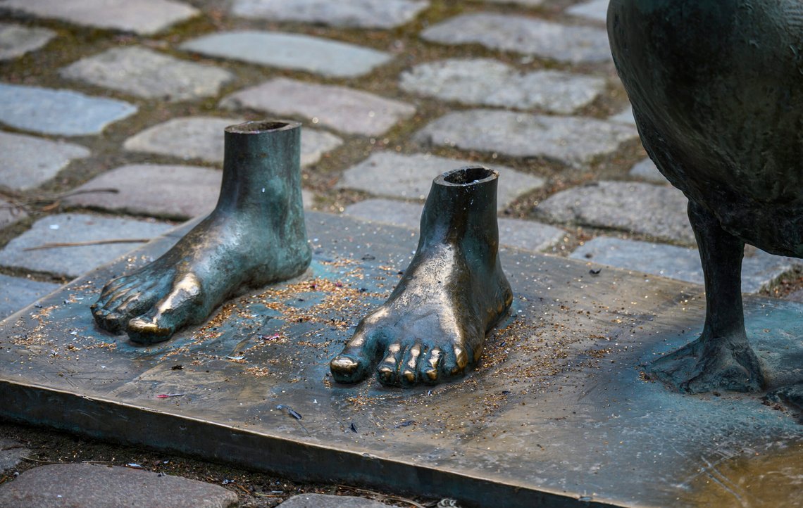 I Slottsparken i Malmø skjærer man ned statuer. Kanskje fordi man støper om bronsen. Hva skal man ellers med en kropp uten føtter? Det har også skjedd før. Man nøyer seg ikke med å stjele kopperledninger, men sager også ned offentlige statuer midt i sentrum. MALMÖ 2025-04-25
Pojke kapad vid fotknölarna. Statyn Pojke med gäss av Thomas Qvarsebo i Slottsparken i Malmö saknar på fredagen förutom två gäss, som försvann i påskhelgen, också själva pojken efter en ny stöld.
Foto: Johan Nilsson / TT / Kod 50090 I Slottsparken i Malmø skjærer man ned statuer. Kanskje fordi man støper om bronsen. Hva skal man ellers med en kropp uten føtter? Det har også skjedd før. Man nøyer seg ikke med å stjele kopperledninger, men sager også ned offentlige statuer midt i sentrum. MALMÖ 2025-04-25
Pojke kapad vid fotknölarna. Statyn Pojke med gäss av Thomas Qvarsebo i Slottsparken i Malmö saknar på fredagen förutom två gäss, som försvann i påskhelgen, också själva pojken efter en ny stöld.
Foto: Johan Nilsson / TT / Kod 50090