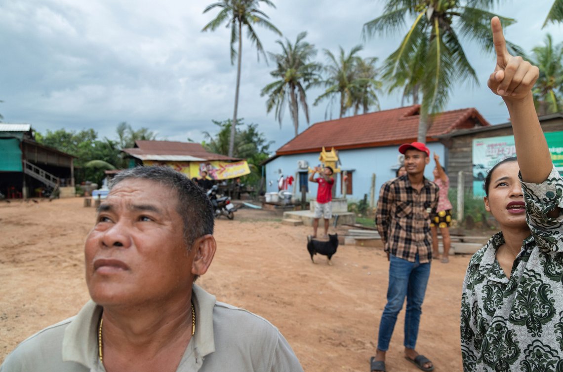 En innbygger i Samraong, hovedstaden i Kambodsjas Oddar Meanchey-provins, peker på hvor hun så et fly bli beskutt av kambodsjanske styrker fredag 25. juli 2025. Foto: AP/Anton L. Delgado/NTB En innbygger i Samraong, hovedstaden i Kambodsjas Oddar Meanchey-provins, peker på hvor hun så et fly bli beskutt av kambodsjanske styrker fredag 25. juli 2025. Foto: AP/Anton L. Delgado/NTB