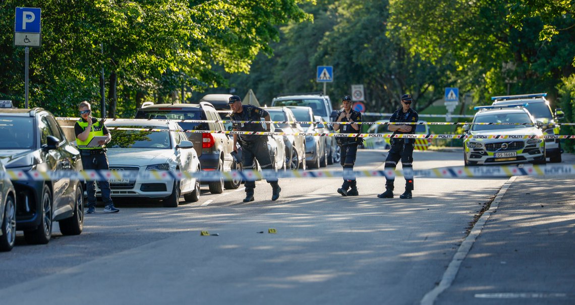 Oslo 20250710.
Politiet jobber på stedet etter at en mann er skutt av politiet. Han skal ha truet flere personer med kniv på Ammerud i Oslo.
Mannen får helsebehandling på stedet.
Foto: Jonas Been Henriksen / NTB Oslo 20250710.
Politiet jobber på stedet etter at en mann er skutt av politiet. Han skal ha truet flere personer med kniv på Ammerud i Oslo.
Mannen får helsebehandling på stedet.
Foto: Jonas Been Henriksen / NTB