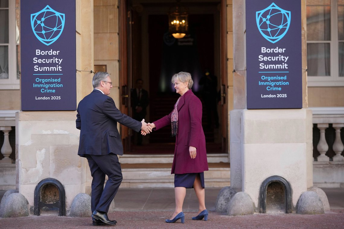 Innenriksminister Yvette Cooper ønsker statsminister Keir Starmer velkommen til Border Security Summit i London i mars 2025. Foto: AP /Kin Cheung/ NTB Innenriksminister Yvette Cooper ønsker statsminister Keir Starmer velkommen til Border Security Summit i London i mars 2025. Foto: AP /Kin Cheung/ NTB