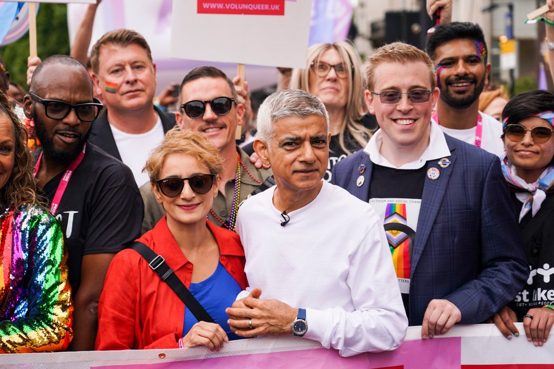 Ordføreren i London, Sadiq Khan, sammen med sin kone Saadiya Khan under London Pride lørdag. Foto: Alberto Pezzali / AP / NTB Ordføreren i London, Sadiq Khan, sammen med sin kone Saadiya Khan under London Pride lørdag. Foto: Alberto Pezzali / AP / NTB