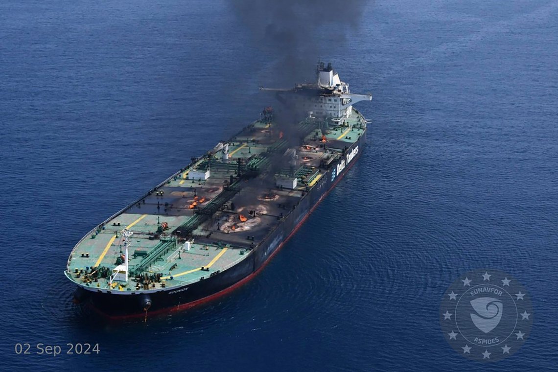 Et bile av et tankskip som ble rammet av angrep fra Houthi-terrorister i Rødehavet i september. Illustrasjonsfoto: EUs Operation Aspides via AP/ NTB Et bile av et tankskip som ble rammet av angrep fra Houthi-terrorister i Rødehavet i september. Illustrasjonsfoto: EUs Operation Aspides via AP/ NTB
