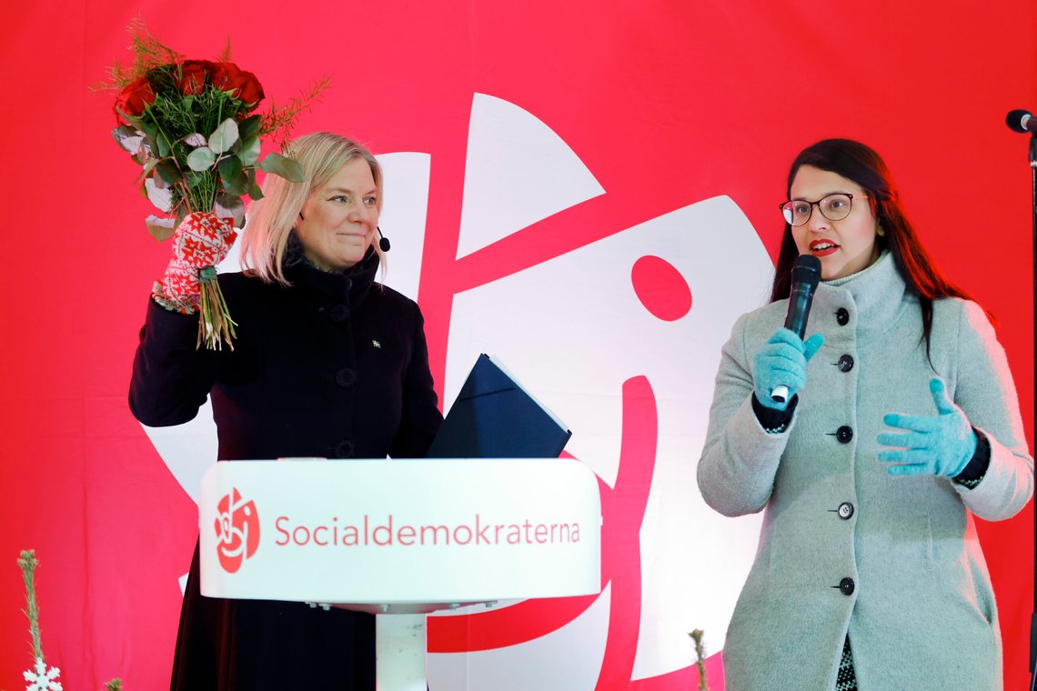 Socialdemokraternas partileder Magdalena Andersson (til venstre) takkes av Sara Kukka-Salam, kommunestyrets leder i Solna, etter sin årlige juletale i 2022. Foto: Christine Olsson, TT-NTB. Socialdemokraternas partileder Magdalena Andersson (til venstre) takkes av Sara Kukka-Salam, kommunestyrets leder i Solna, etter sin årlige juletale i 2022. Foto: Christine Olsson, TT-NTB.