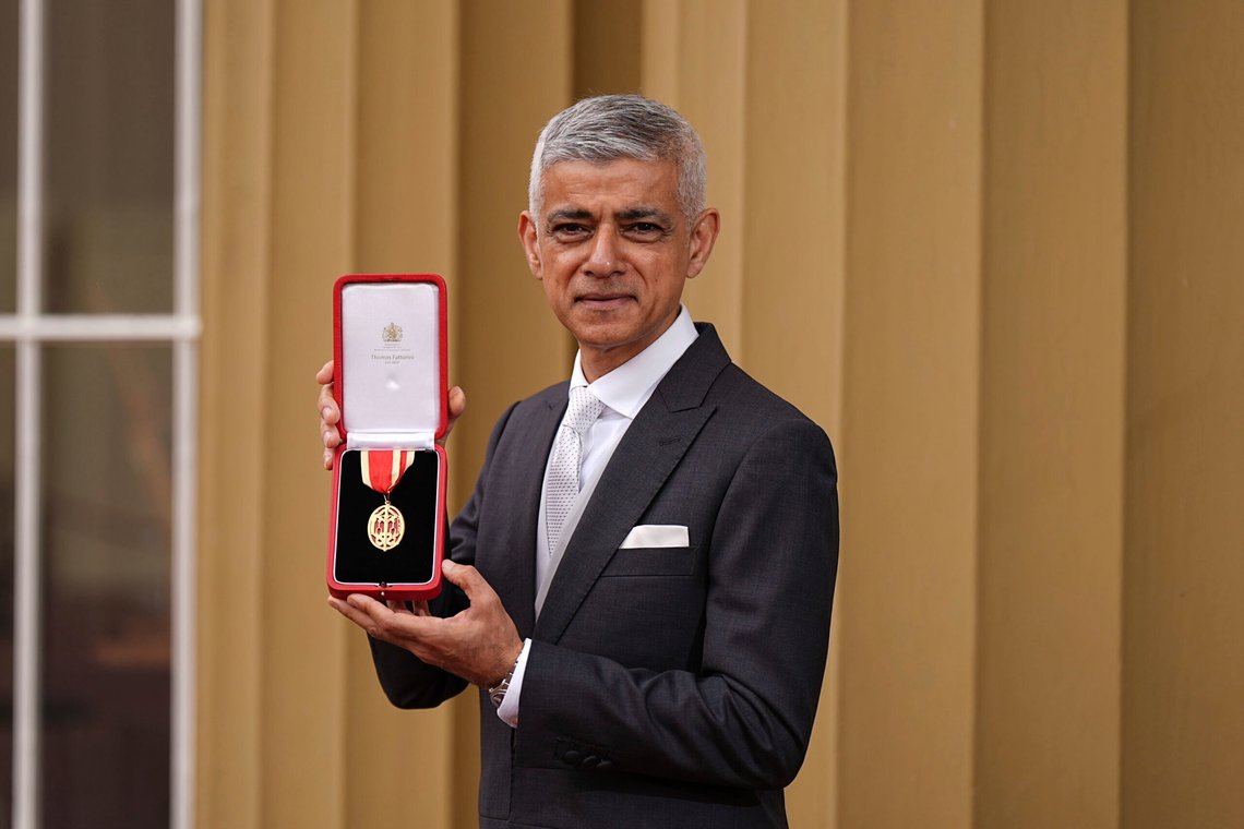 Sir Sadiq Khan, borgermester i London, poserer etter å ha mottatt ridderordenen under en seremoni på Buckingham Palace i London, 10. juni 2025. Foto: Aaron Chown, AP-NTB. Sir Sadiq Khan, borgermester i London, poserer etter å ha mottatt ridderordenen under en seremoni på Buckingham Palace i London, 10. juni 2025. Foto: Aaron Chown, AP-NTB.