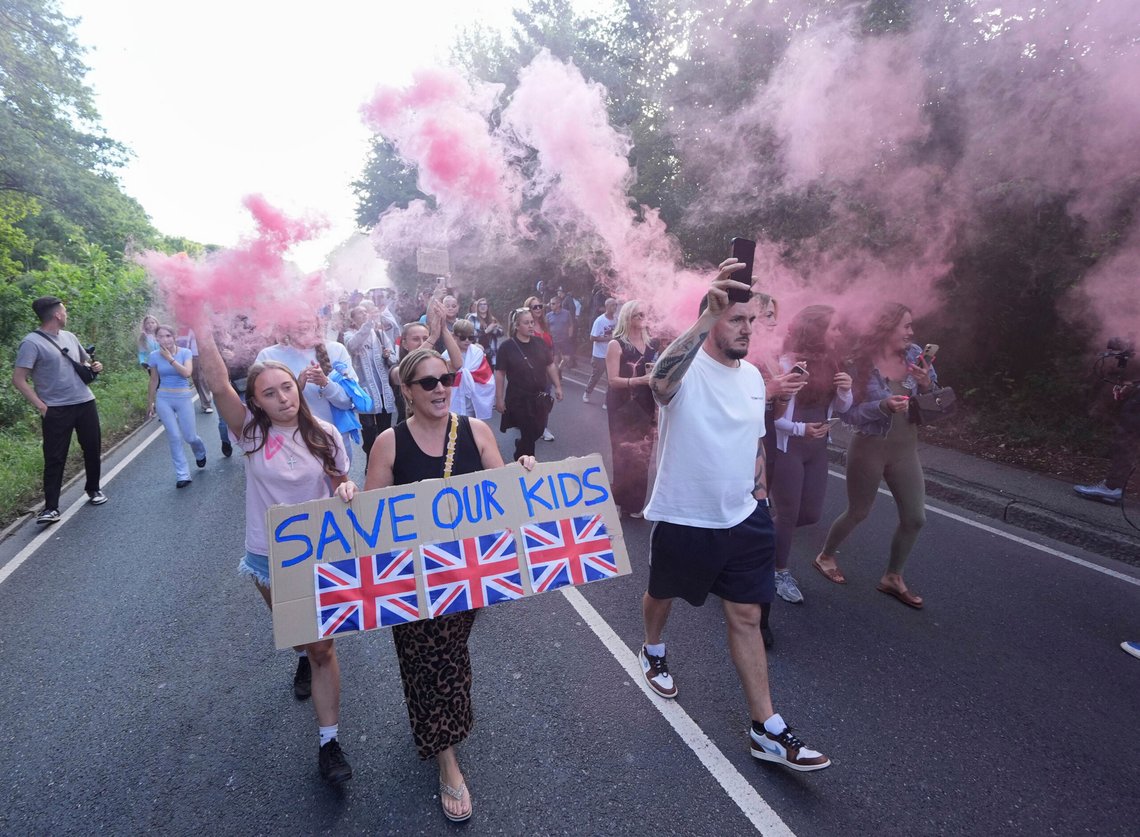 Demonstranter demonstrerer nær Bell Hotel i Epping, nordøst for London, søndag 20. juli 2025. Foto: Yui Mok /PA via AP/ NTB Demonstranter demonstrerer nær Bell Hotel i Epping, nordøst for London, søndag 20. juli 2025. Foto: Yui Mok /PA via AP/ NTB