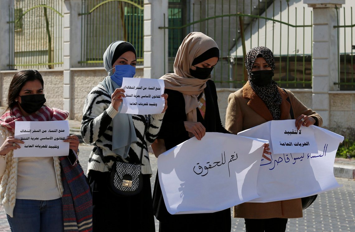 Selv palestinske hijab-kledde kvinner på Gaza protesterer mot sharia-domstoler, som nå innføres i høy hastighet i Storbritannia. Bildet er fra Gaza i februar 2021, i en protest mot at kvinner ikke fikk lov til å reise uten en verge. På plakatene står det: «Å forby kvinner å reise er et brudd på grunnloven. Kvinner er ikke mindreårige. Ja til rettsstaten.» Foto: AP /Adel Hana/ NTB Selv palestinske hijab-kledde kvinner på Gaza protesterer mot sharia-domstoler, som nå innføres i høy hastighet i Storbritannia. Bildet er fra Gaza i februar 2021, i en protest mot at kvinner ikke fikk lov til å reise uten en verge. På plakatene står det: «Å forby kvinner å reise er et brudd på grunnloven. Kvinner er ikke mindreårige. Ja til rettsstaten.» Foto: AP /Adel Hana/ NTB