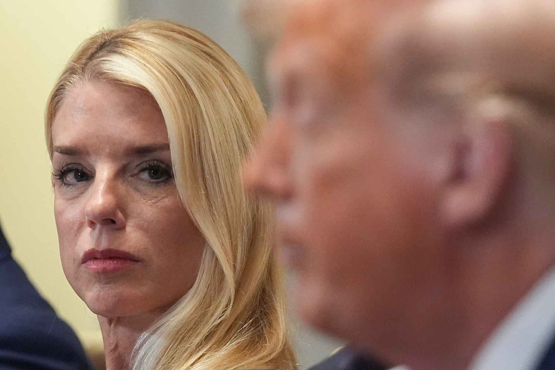 Justisminister Pam Bondi (t.v.) lytter mens president Donald Trump taler under et kabinettmøte i Det hvite hus, tirsdag 8. juli 2025. (AP Photo/Evan Vucci) Justisminister Pam Bondi (t.v.) lytter mens president Donald Trump taler under et kabinettmøte i Det hvite hus, tirsdag 8. juli 2025. (AP Photo/Evan Vucci)