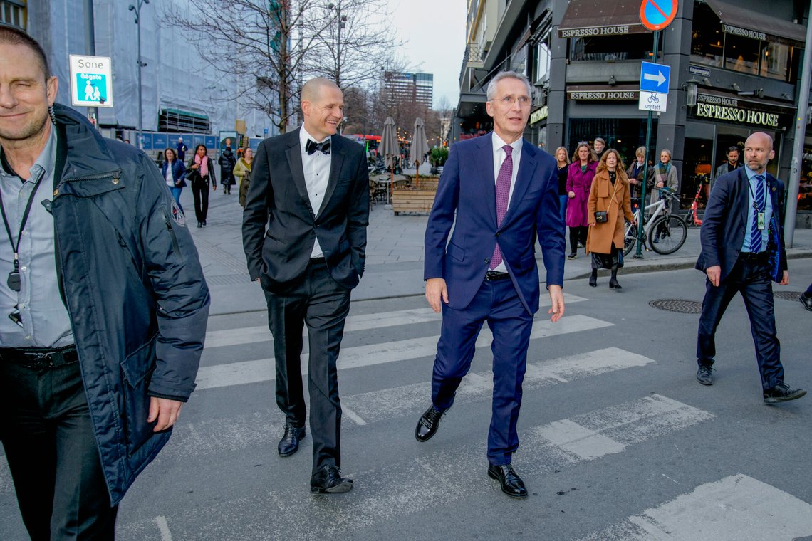 Oslo 20250326.
Regissør Tommy Gulliksen og Jens Stoltenberg ankommer rød løper for festpremieren av dokumentarfilmen "Stoltenberg - Facing war" på Klingenberg kino.
Foto: Stian Lysberg Solum / NTB Oslo 20250326.
Regissør Tommy Gulliksen og Jens Stoltenberg ankommer rød løper for festpremieren av dokumentarfilmen "Stoltenberg - Facing war" på Klingenberg kino.
Foto: Stian Lysberg Solum / NTB