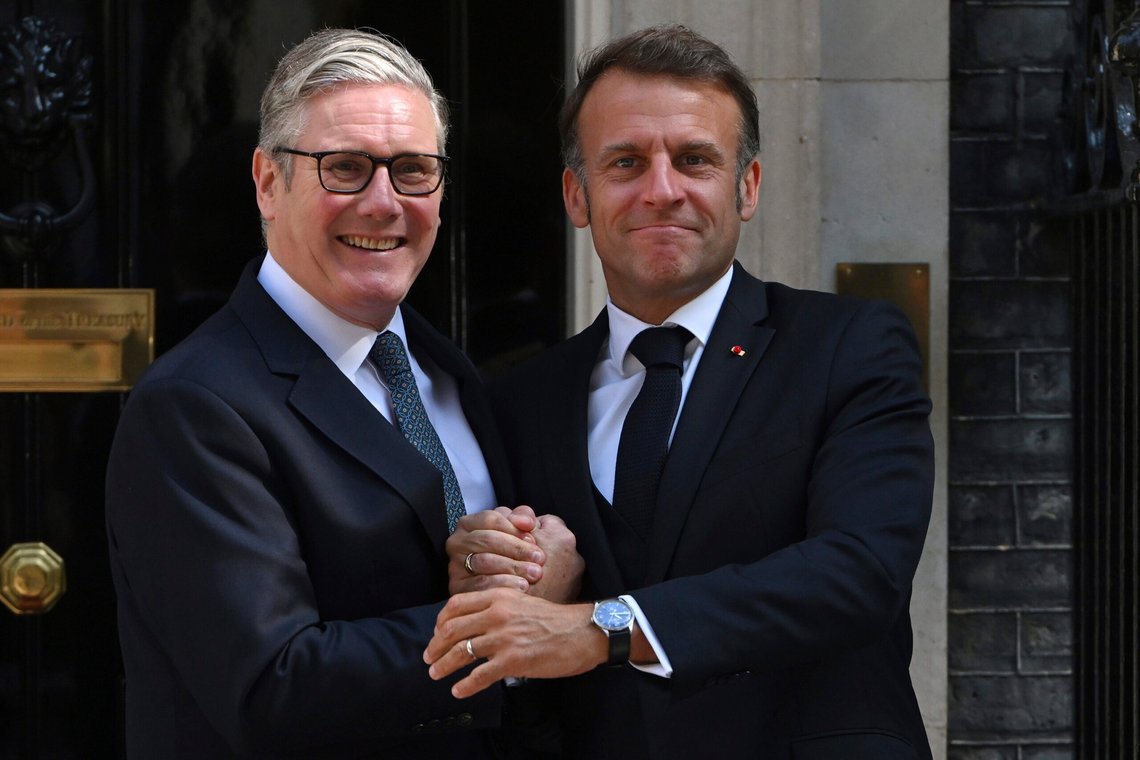 Storbritannias statsminister Keir Starmer fikk torsdag besøk av Frankrikes president Emmanuel Macron. De to forhandlet frem en avtale om båtmigranter som neppe vil bli godt mottatt av britene. Foto: AP / NTB Storbritannias statsminister Keir Starmer fikk torsdag besøk av Frankrikes president Emmanuel Macron. De to forhandlet frem en avtale om båtmigranter som neppe vil bli godt mottatt av britene. Foto: AP / NTB
