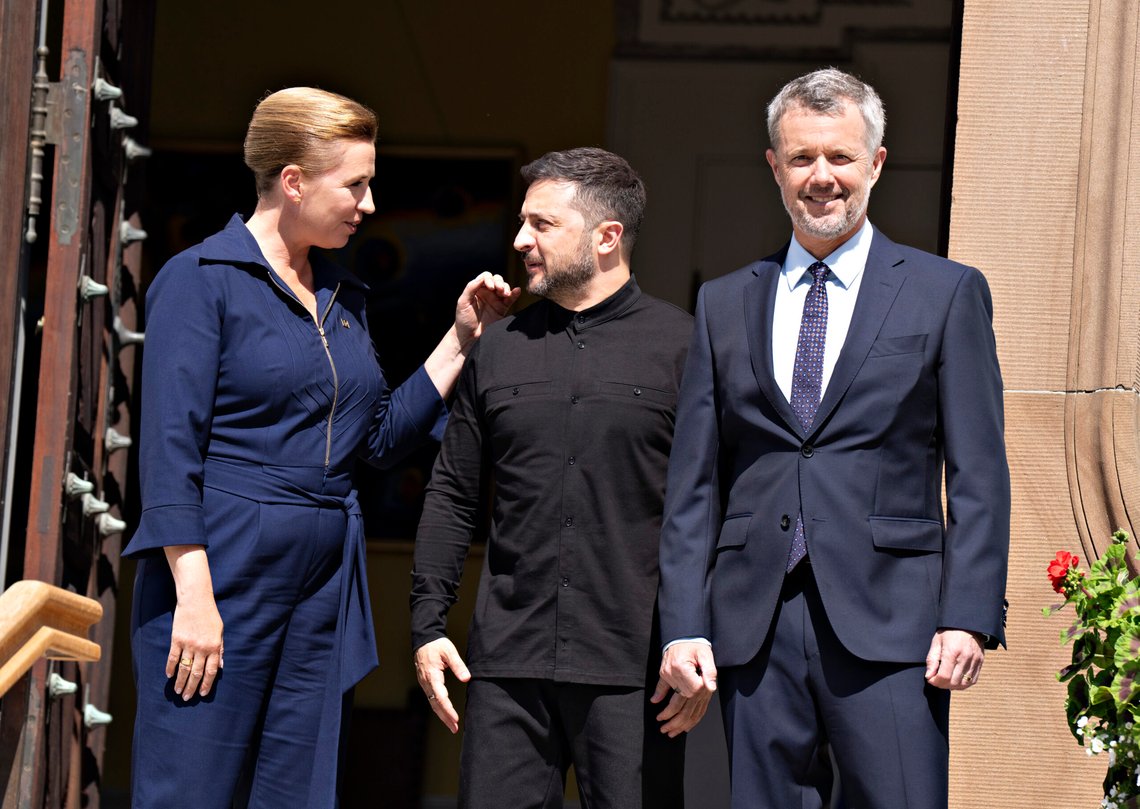 Kong Frederik og Mette Frederiksen modtager Volodymyr Zelenskyy da EU-toppen og Ukraines præsident Volodymyr Zelenskyy ankommer til Marselisborg Slot til audiens hos kongeparret i anledning af at Danmark overtager EU formandskabet, i Aarhus torsdag den 3. juli 2025.. (Foto: Henning Bagger/Ritzau Scanpix) Kong Frederik og Mette Frederiksen modtager Volodymyr Zelenskyy da EU-toppen og Ukraines præsident Volodymyr Zelenskyy ankommer til Marselisborg Slot til audiens hos kongeparret i anledning af at Danmark overtager EU formandskabet, i Aarhus torsdag den 3. juli 2025.. (Foto: Henning Bagger/Ritzau Scanpix)