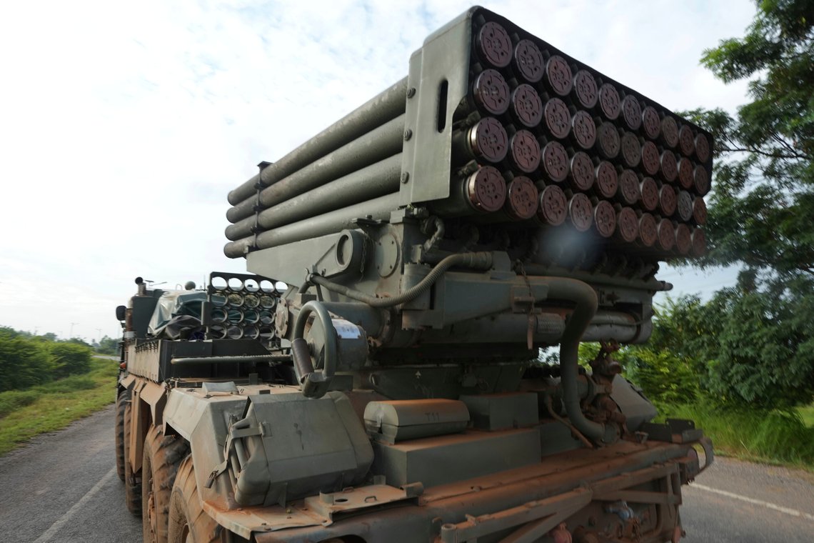 Et kambodsjansk militærkjøretøy frakter en rakett utskyter i Oddar Meanchey-provinsen, Kambodsja, fredag 25. juli 2025, etter at thailandske og kambodsjanske soldater har støtt sammen langs grensen mellom landene i en stor opptrapping. Foto: AP /Heng Sinith/NTB Et kambodsjansk militærkjøretøy frakter en rakett utskyter i Oddar Meanchey-provinsen, Kambodsja, fredag 25. juli 2025, etter at thailandske og kambodsjanske soldater har støtt sammen langs grensen mellom landene i en stor opptrapping. Foto: AP /Heng Sinith/NTB