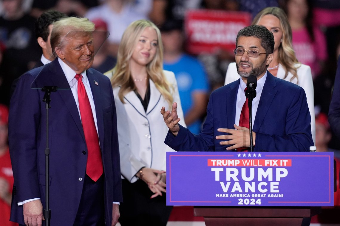Hamtramcks ordfører Amer Ghalib taler mens republikanernes presidentkandidat Donald Trump ser på under et valgkampmøte 5. november 2024, i Grand Rapids, Mich. Foto: AP /Carlos Osorio/ NTB Hamtramcks ordfører Amer Ghalib taler mens republikanernes presidentkandidat Donald Trump ser på under et valgkampmøte 5. november 2024, i Grand Rapids, Mich. Foto: AP /Carlos Osorio/ NTB