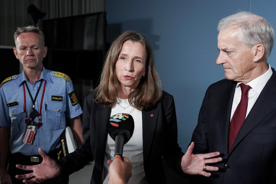 Statsminister Jonas Gahr Støre (til høyre) og justis- og beredskapsminister Astri Aas-Hansen møter politidirektør Håkon Skulstad, assisterende Kripos-sjef Ketil Haukaas, Økokrim-sjef Pål Lønseth, politimester i Oslo Ida Melbo Øystese og riksadvokat Jørn Sigurd Maurud for å få en oppdatering om satsingen mot kriminalitet og kriminelle nettverk. Foto: Ole Berg-Rusten / NTB Statsminister Jonas Gahr Støre (til høyre) og justis- og beredskapsminister Astri Aas-Hansen møter politidirektør Håkon Skulstad, assisterende Kripos-sjef Ketil Haukaas, Økokrim-sjef Pål Lønseth, politimester i Oslo Ida Melbo Øystese og riksadvokat Jørn Sigurd Maurud for å få en oppdatering om satsingen mot kriminalitet og kriminelle nettverk. Foto: Ole Berg-Rusten / NTB