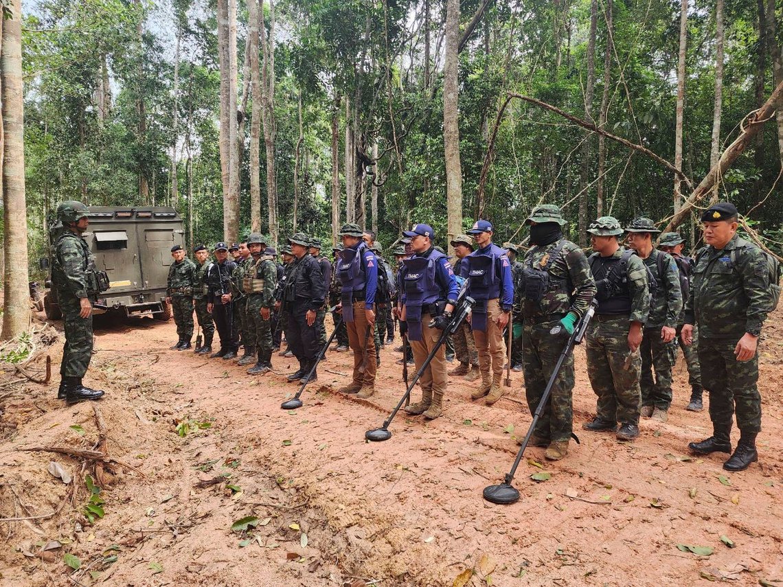 Bildet viser thailandske soldater som inspiserer et grenseområde i provinsen Ubon Ratchathani, hvor den thailandske hæren opplyser at to antipersonellminer er funnet. Foto: Den thailandske hæren via AP/ NTB Bildet viser thailandske soldater som inspiserer et grenseområde i provinsen Ubon Ratchathani, hvor den thailandske hæren opplyser at to antipersonellminer er funnet. Foto: Den thailandske hæren via AP/ NTB