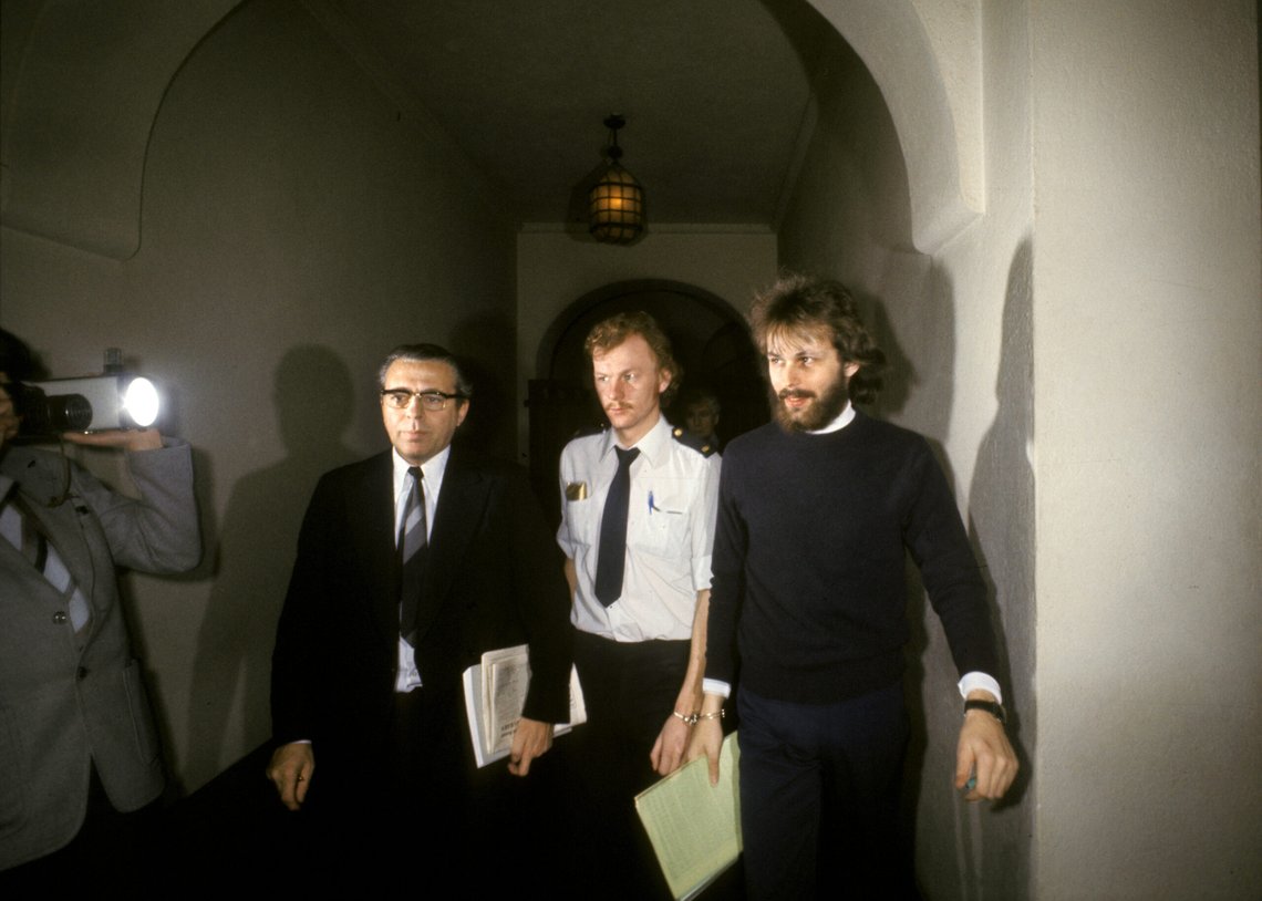 ARKIV CA 1974
Brottslingen Clark Olofsson (th) på väg till rättsalen angående rättegången om inblandningen i Norrmalmstorgsdramat. Jan-Erik Olsson, steg in på Kreditbankens kontor vid Norrmalmstorg i Stockholm 23 :e augusti 1973, beväpnad med en kulsprutepistol och tog fyra banktjänstemän som gisslan. Han begärde att den kände bankrånaren Clark Olofsson skulle transporteras till banken från fängelset i Norrköping. I direktsändning i radio och tv kunde Sverige och världen följa det sex dygn långa dramat timme för timme. Norrmalmstorg spärrades av och inne i banken förhandlade polisen med rånaren.
Foto: Polisen / Handout / kod 10500
**OBLIGATORISK BYLINE: POLISEN / **
**Endast för redaktionell användning. Bilden kommer från en extern källa och distribueras i sin ursprungliga form som en service till våra abonnenter** ARKIV CA 1974
Brottslingen Clark Olofsson (th) på väg till rättsalen angående rättegången om inblandningen i Norrmalmstorgsdramat. Jan-Erik Olsson, steg in på Kreditbankens kontor vid Norrmalmstorg i Stockholm 23 :e augusti 1973, beväpnad med en kulsprutepistol och tog fyra banktjänstemän som gisslan. Han begärde att den kände bankrånaren Clark Olofsson skulle transporteras till banken från fängelset i Norrköping. I direktsändning i radio och tv kunde Sverige och världen följa det sex dygn långa dramat timme för timme. Norrmalmstorg spärrades av och inne i banken förhandlade polisen med rånaren.
Foto: Polisen / Handout / kod 10500
**OBLIGATORISK BYLINE: POLISEN / **
**Endast för redaktionell användning. Bilden kommer från en extern källa och distribueras i sin ursprungliga form som en service till våra abonnenter**