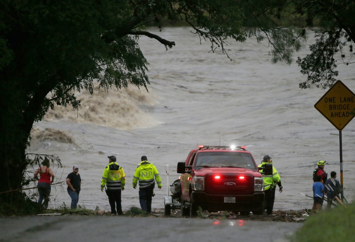 Mannskaper fra nødetatene leter etter savnede langs elven Guadalupe i Ingram i Texas. Foto: Michel Fortier / The San Antonio Express-News via AP / NTB Mannskaper fra nødetatene leter etter savnede langs elven Guadalupe i Ingram i Texas. Foto: Michel Fortier / The San Antonio Express-News via AP / NTB