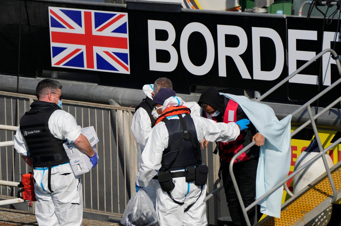 En ny meningsmåling viser at britene ikke ser så positivt på innvandring av muslimer. Kanskje mener britene også at det britiske grensepolitiet bør endre sin strategi. Foto: AP /Alastair Grant/ NTB En ny meningsmåling viser at britene ikke ser så positivt på innvandring av muslimer. Kanskje mener britene også at det britiske grensepolitiet bør endre sin strategi. Foto: AP /Alastair Grant/ NTB