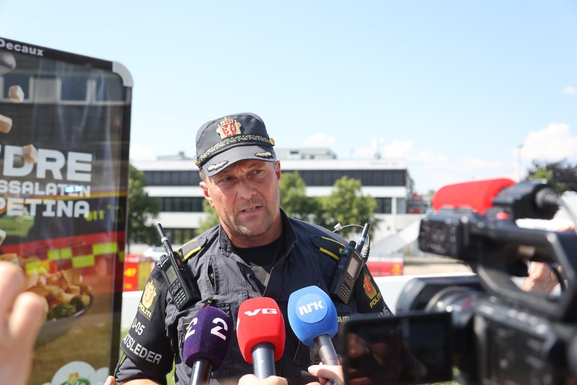 Oslo 20250719.
Politiets innsatsleder Arve Røtterud snakker med pressen. Det er avfyrt skudd på Tveita senter i Oslo. Ifølge politiet er det to personer som har hatt en krangel, hvorav den ene har avfyrt flere skudd med et håndvåpen.
Foto: Jan Langhaug / NTB Oslo 20250719.
Politiets innsatsleder Arve Røtterud snakker med pressen. Det er avfyrt skudd på Tveita senter i Oslo. Ifølge politiet er det to personer som har hatt en krangel, hvorav den ene har avfyrt flere skudd med et håndvåpen.
Foto: Jan Langhaug / NTB