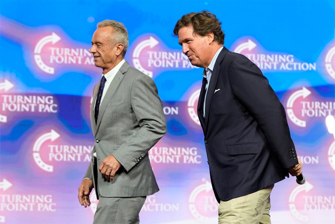 Tucker Carlson (t.h.) og Robert F. Kennedy jr. går av scenen under et valgkampmøte med republikanernes presidentkandidat Donald Trump 23. oktober 2024 i Duluth, Georgia. Foto: Alex Brandon, AP-NTB. Tucker Carlson (t.h.) og Robert F. Kennedy jr. går av scenen under et valgkampmøte med republikanernes presidentkandidat Donald Trump 23. oktober 2024 i Duluth, Georgia. Foto: Alex Brandon, AP-NTB.