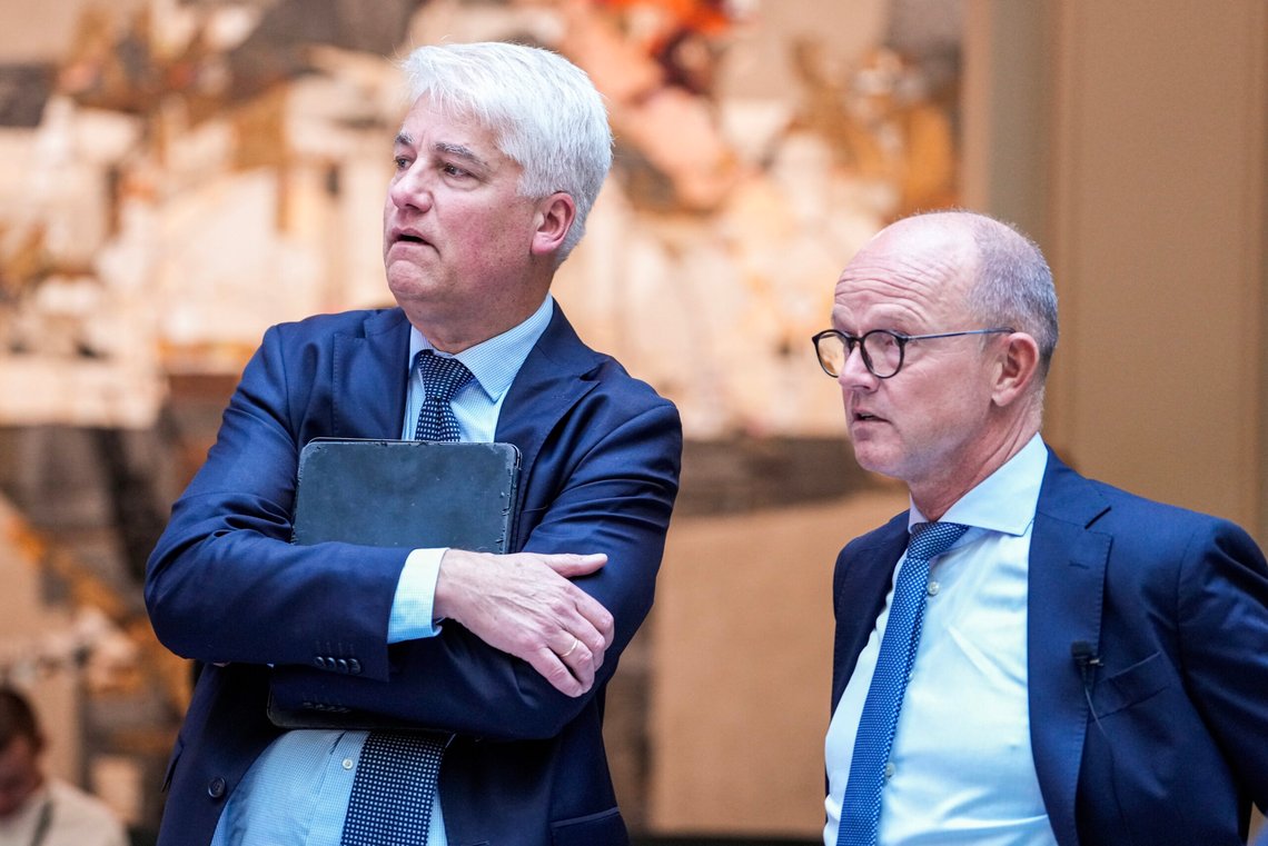 Oslo 20241007.
Markedskommentator Øystein Dørum (t.v.) og NHO-sjef Ole Erik Almlid (t.h.) i vandrehallen etter at finansminister Trygve Slagsvold Vedum (Sp) presenterte statsbudsjettet for 2025 i Stortinget mandag.
Foto: Javad Parsa / NTB Oslo 20241007.
Markedskommentator Øystein Dørum (t.v.) og NHO-sjef Ole Erik Almlid (t.h.) i vandrehallen etter at finansminister Trygve Slagsvold Vedum (Sp) presenterte statsbudsjettet for 2025 i Stortinget mandag.
Foto: Javad Parsa / NTB