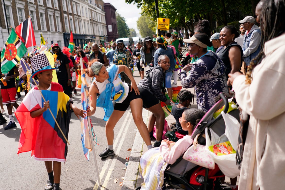 Folk danser til musikken mens de deltar på den første dagen av Notting Hill Carnival, som tradisjonelt er kjent som Barnas dag, i London, 27. august 2023. Foto: Alberto Pezzali, AP-NTB. Folk danser til musikken mens de deltar på den første dagen av Notting Hill Carnival, som tradisjonelt er kjent som Barnas dag, i London, 27. august 2023. Foto: Alberto Pezzali, AP-NTB.
