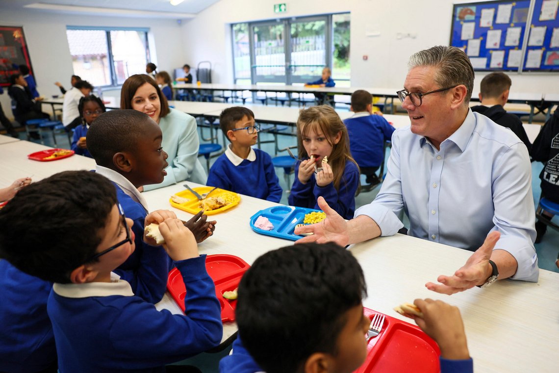 Storbritannias statsminister Keir Starmer snakker med en elev da han besøker en skole for å presentere regjeringens planer om å utvide gratis skolemåltider til en halv million barn, i Essex, England, 5. juni 2025. Foto: Isabel Infantes, AP-NTB. Storbritannias statsminister Keir Starmer snakker med en elev da han besøker en skole for å presentere regjeringens planer om å utvide gratis skolemåltider til en halv million barn, i Essex, England, 5. juni 2025. Foto: Isabel Infantes, AP-NTB.