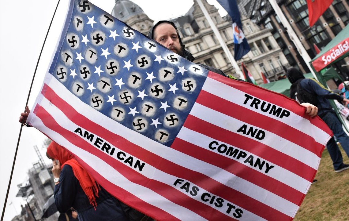 London, Storbritannia, 04.06.2019. Det amerikanske flagget er designet med hakekors på grunn av den angivelig økende fascismen i USA. Foto: Shutterstock av Krisz Elek Photography London, Storbritannia, 04.06.2019. Det amerikanske flagget er designet med hakekors på grunn av den angivelig økende fascismen i USA. Foto: Shutterstock av Krisz Elek Photography