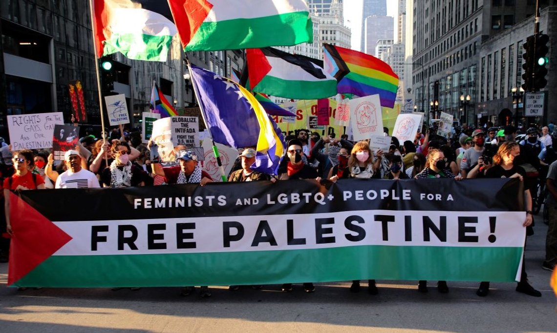 Chicago, Illinois, USA – 18. august 2024: Aktivister for palestinske rettigheter, abortrettigheter og LGBTQ-rettigheter marsjerer kvelden før starten på Det demokratiske partiets landsmøte. Chicago, Illinois, USA – 18. august 2024: Aktivister for palestinske rettigheter, abortrettigheter og LGBTQ-rettigheter marsjerer kvelden før starten på Det demokratiske partiets landsmøte.