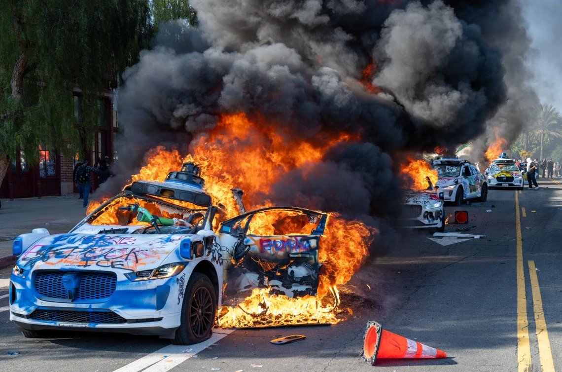 Søndag 8. juni 2025 – Los Angeles, California: Innbyggere i Los Angeles protesterer mot ICE-razziaer og president Donald Trumps innvandringspolitikk i sentrum av Los Angeles, California. (Michael Goldsmith) Foto: Shutterstock. Søndag 8. juni 2025 – Los Angeles, California: Innbyggere i Los Angeles protesterer mot ICE-razziaer og president Donald Trumps innvandringspolitikk i sentrum av Los Angeles, California. (Michael Goldsmith) Foto: Shutterstock.