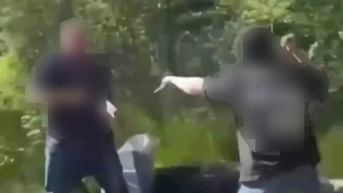 Sladdet stillbilde fra videoen ungdommene distribuerte i sosiale medier etter å ha angrepet og knivstukket sogningen i 50-årene.(Foto: Privat/skjermdump) Sladdet stillbilde fra videoen ungdommene distribuerte i sosiale medier etter å ha angrepet og knivstukket sogningen i 50-årene.(Foto: Privat/skjermdump)