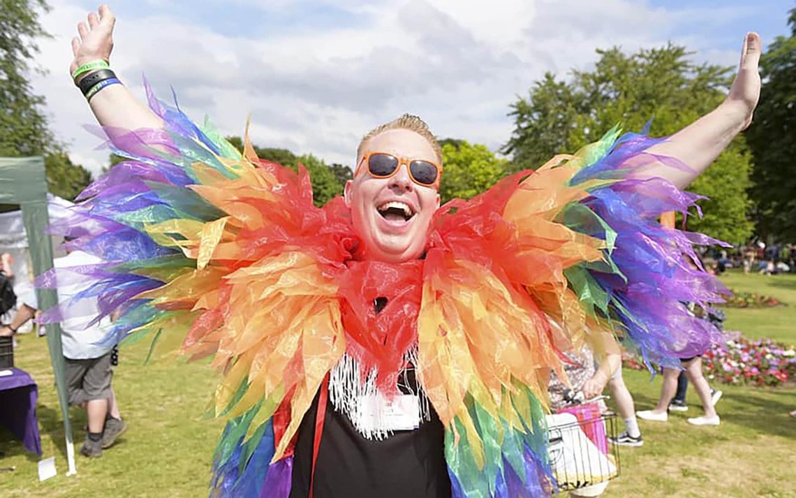 Stephen Ireland var med å grunnlegge Pride in Surrey i 2018. Nå er han dømt til 24 år i fengsel for voldtekt av en 12-åring. Foto: Facebook Stephen Ireland var med å grunnlegge Pride in Surrey i 2018. Nå er han dømt til 24 år i fengsel for voldtekt av en 12-åring. Foto: Facebook
